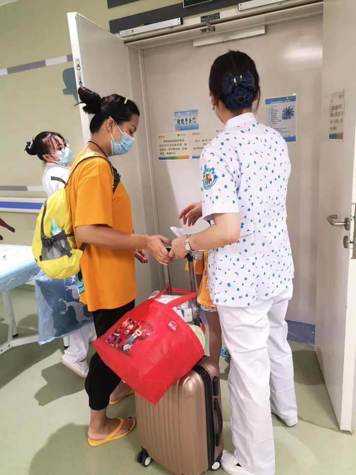 根据防疫要求,住院患者限一人陪护 杭州市儿童医院出现了这样一群天使